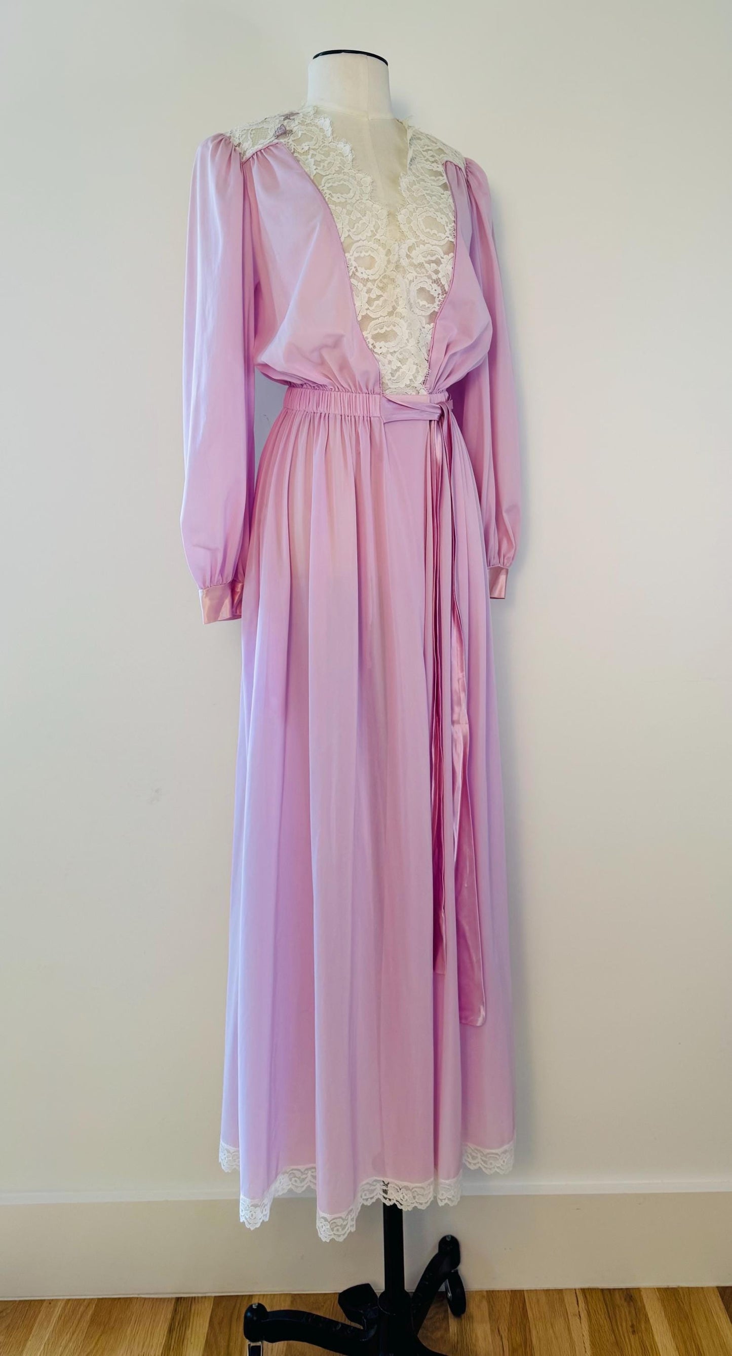 Vintage 40s Throw Back Lucie Ann Lilac Nylon and Lace House Coat