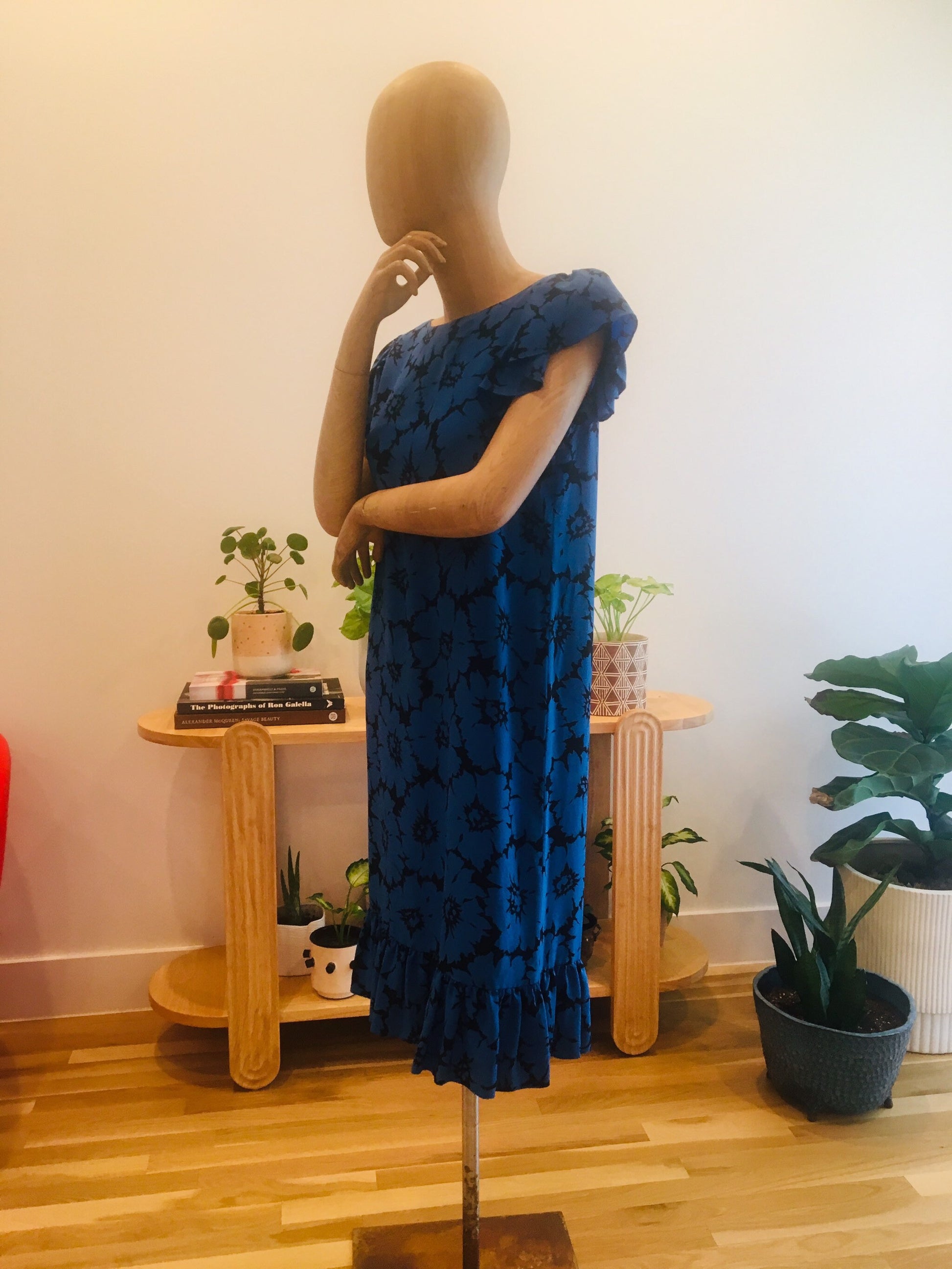 SALE 80s Miss O Oscar de la Renta Blue Floral Silk Ruffled Cap Sleeves Dress