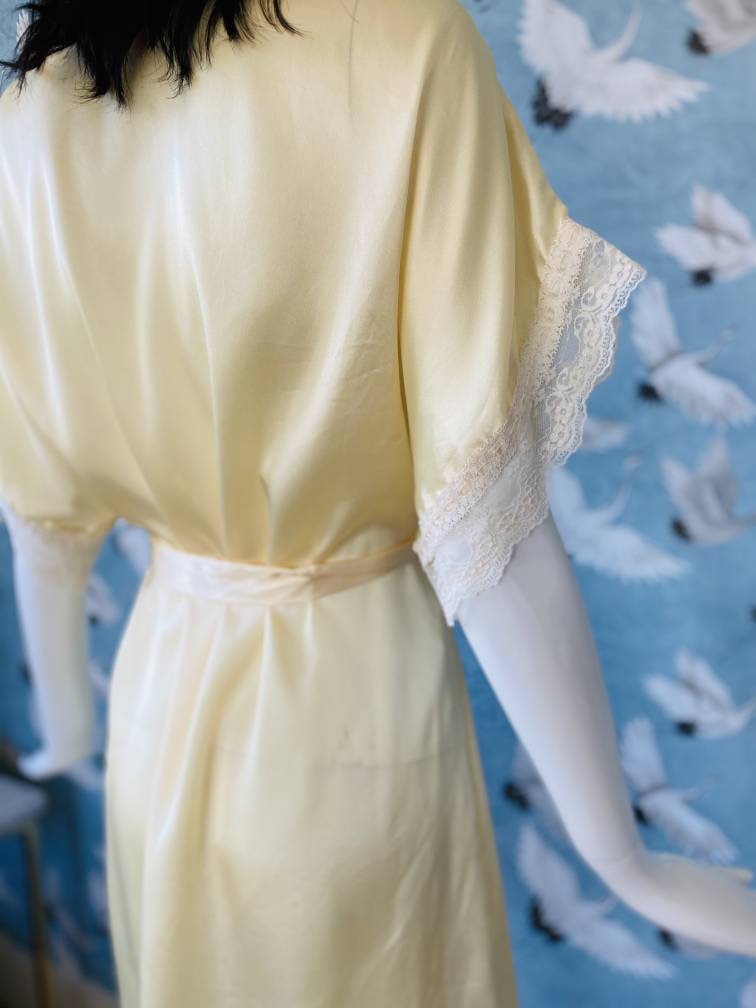 Lily of France Sleepwear Satin Short Sexy Robe / Vintage Short Lace Trim Wedding Robe / Satin Cream Short Robe