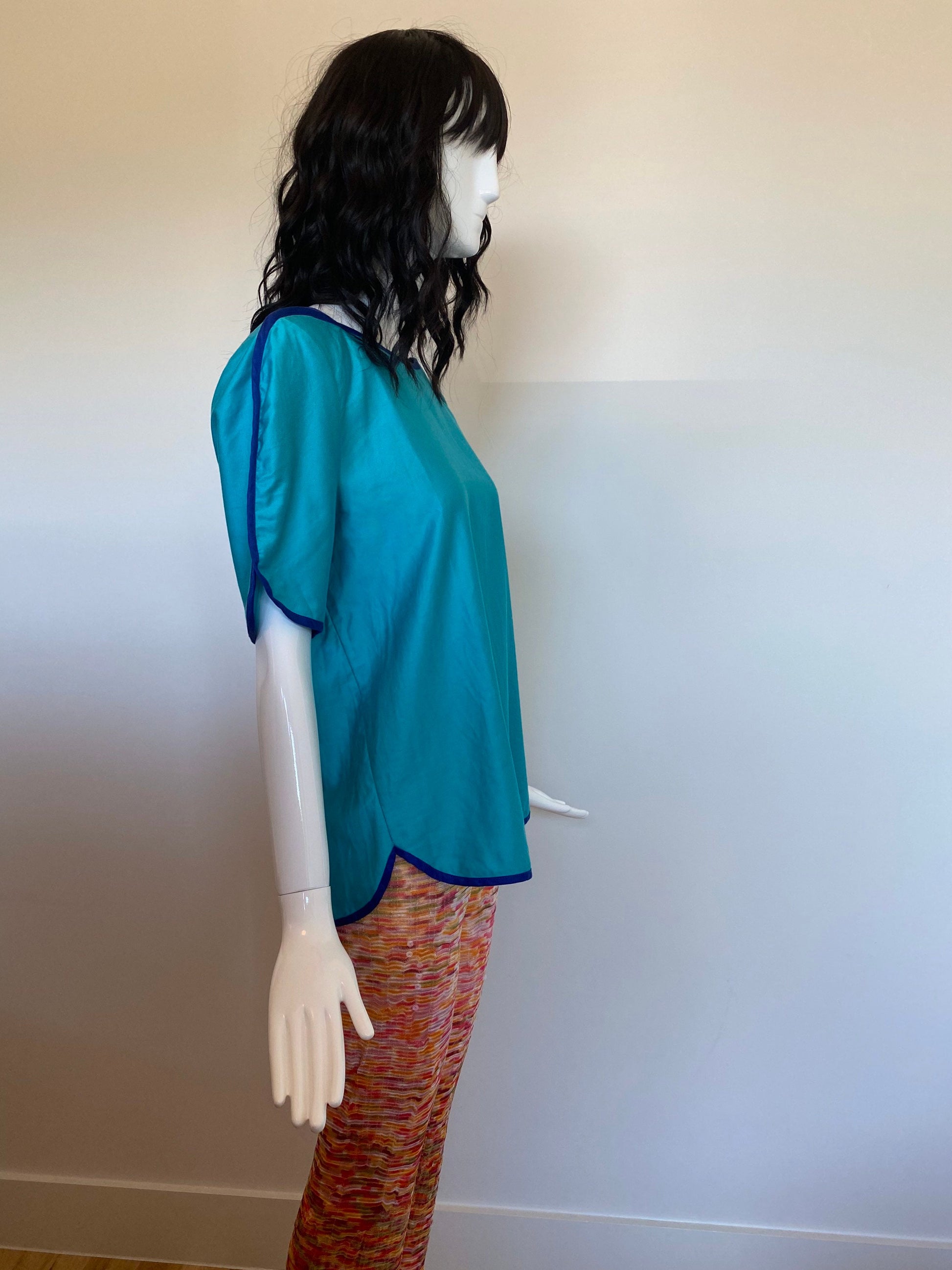 80s Jeanne Marc Rare Cotton Bright Blue Rounded Hem Pipping Dramatic Sleeves Back Button Tunic Top