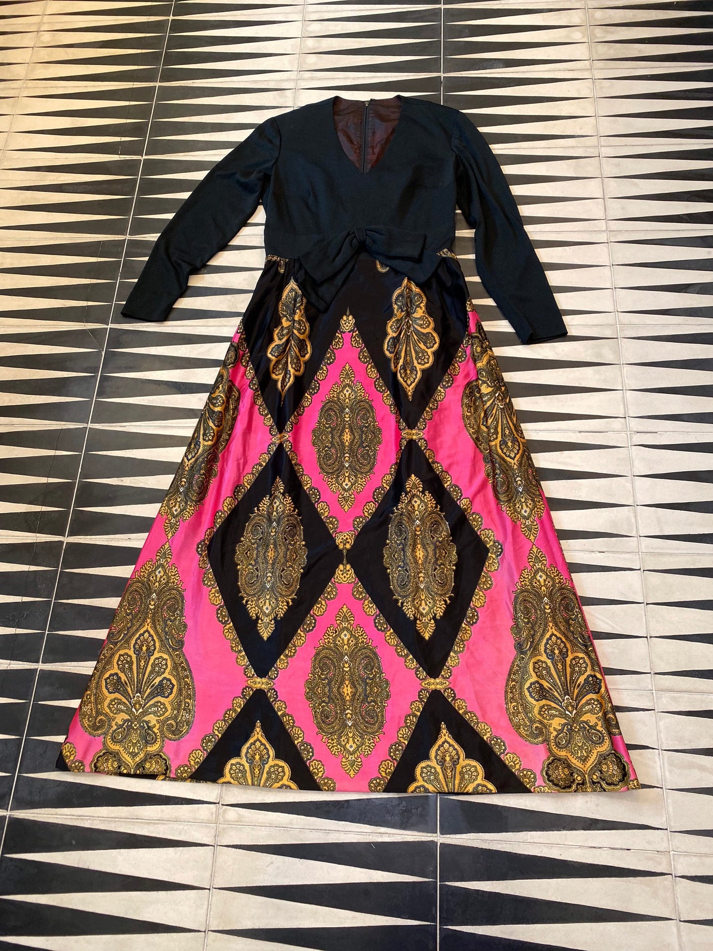 60s/70s Rare Pink and Gold Damask Maxi Dress Long Sleeves 29" Waist