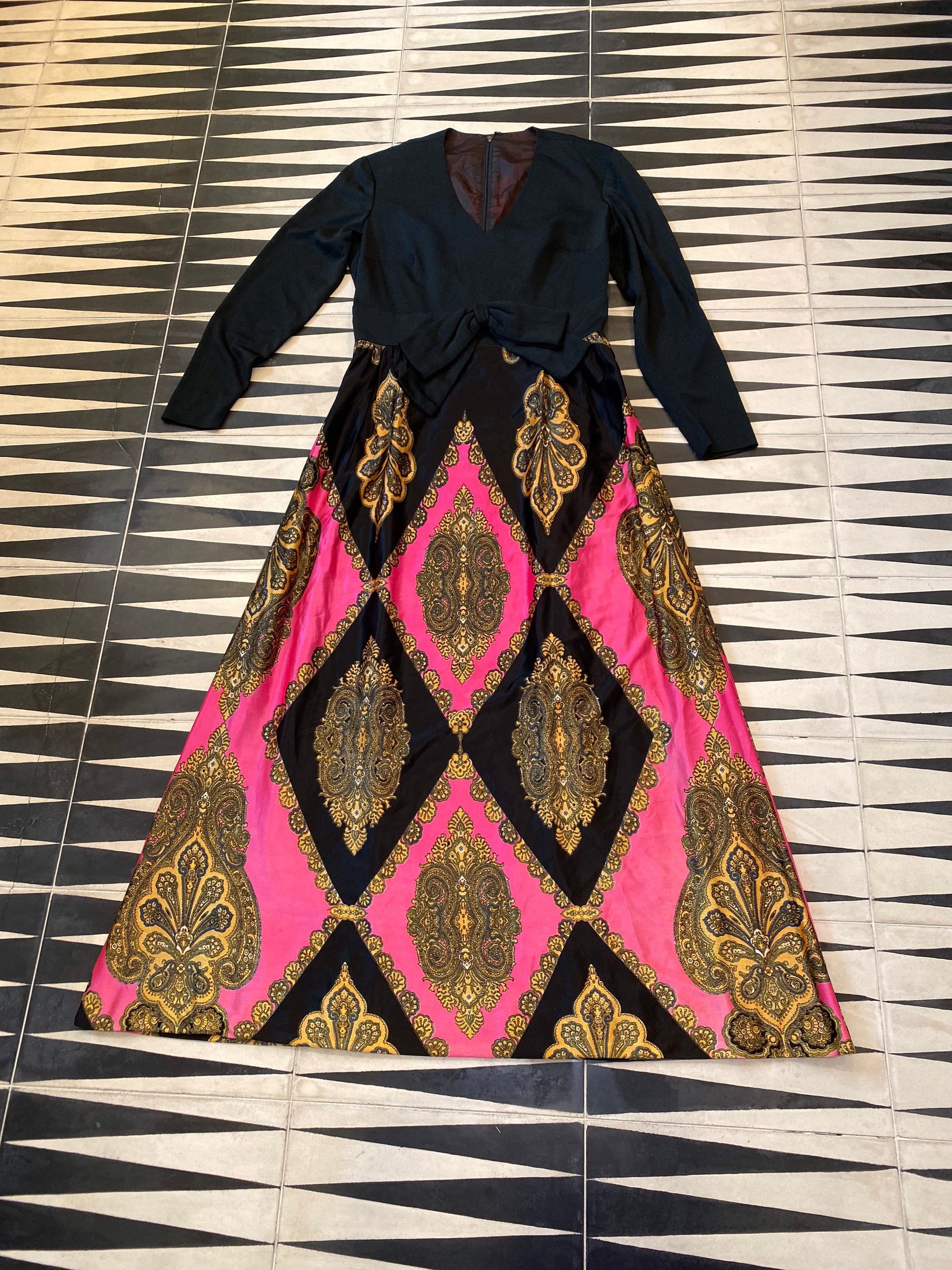 60s/70s Rare Pink and Gold Damask Maxi Dress Long Sleeves 29" Waist