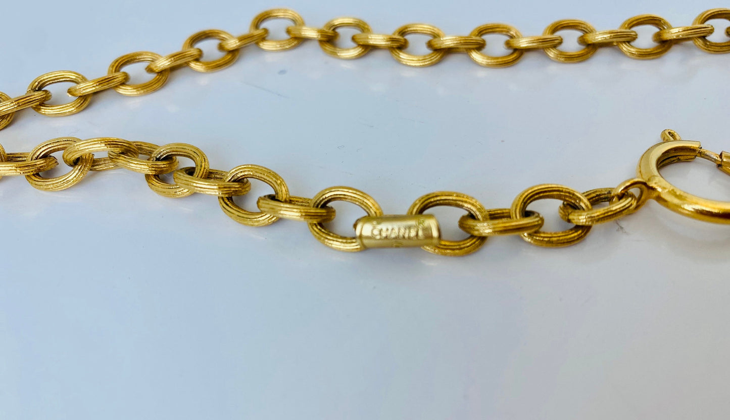 CHANEL Vintage Authentic Gold Chain Medallion Necklace