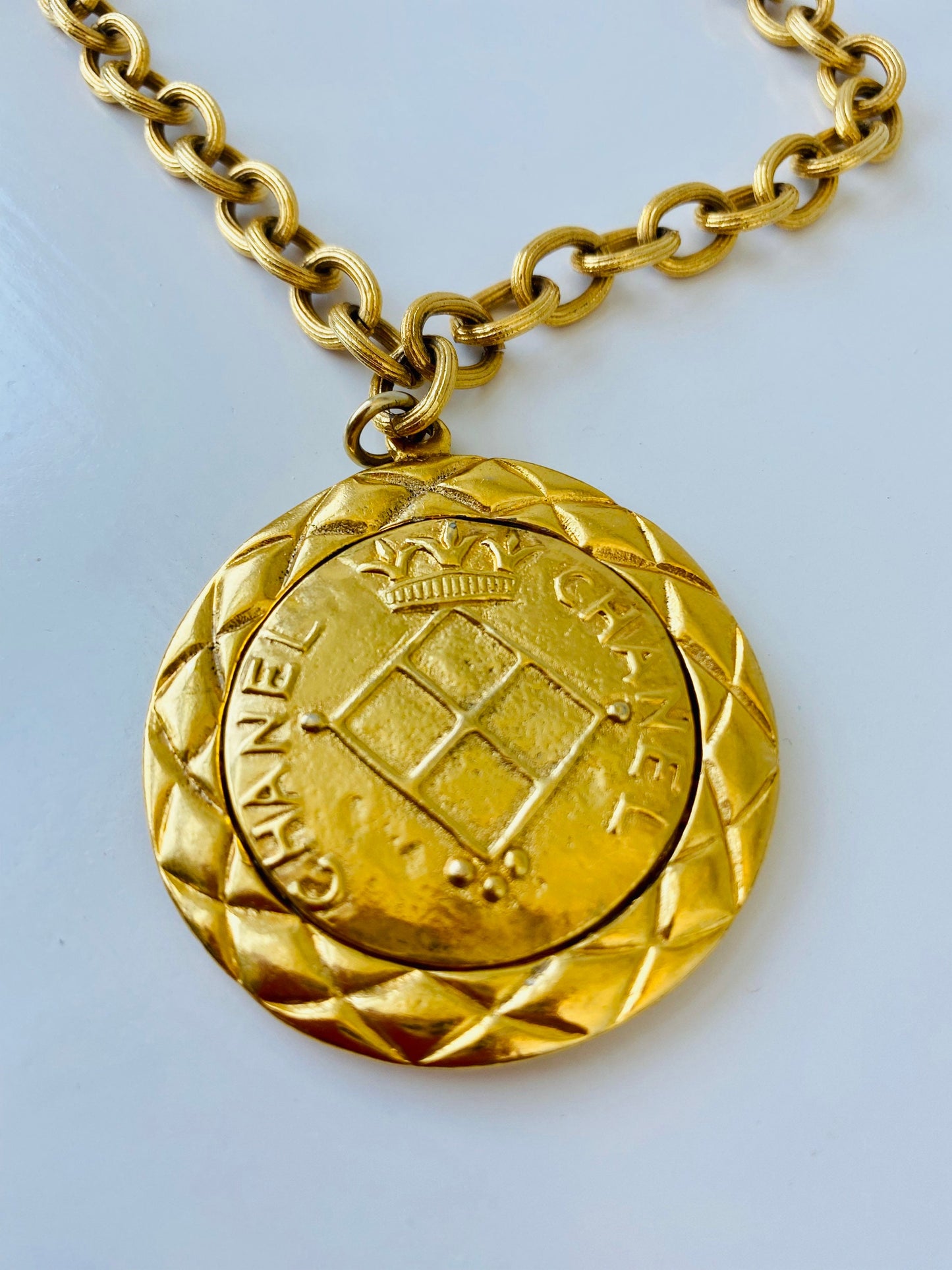 CHANEL Vintage Authentic Gold Chain Medallion Necklace