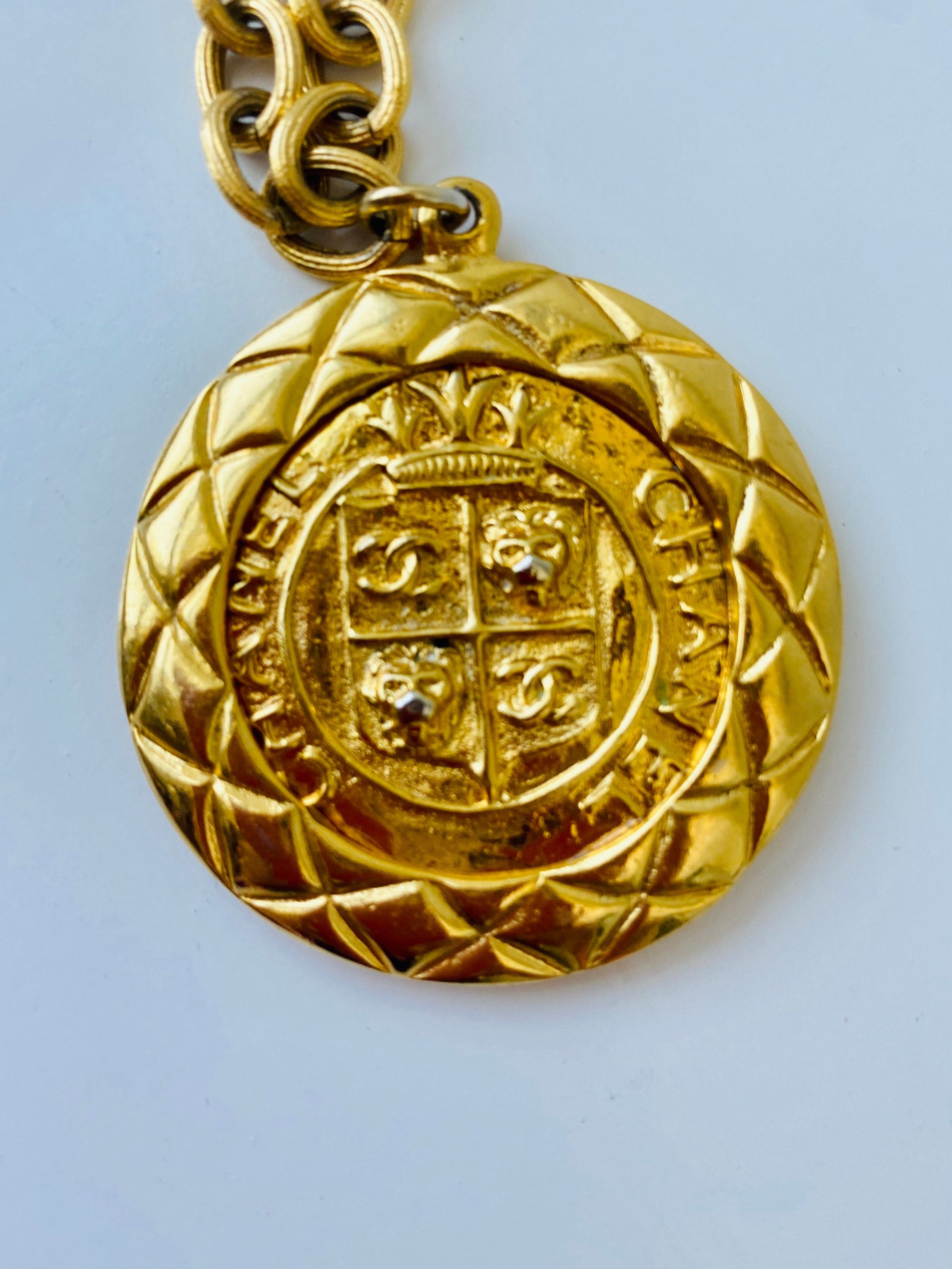 CHANEL Vintage Authentic Gold Chain Medallion Necklace