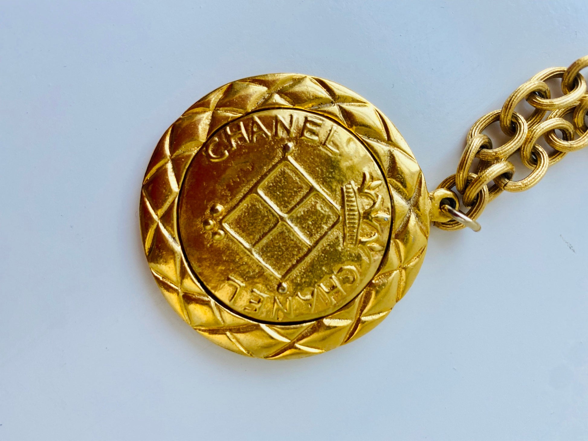 CHANEL Vintage Authentic Gold Chain Medallion Necklace