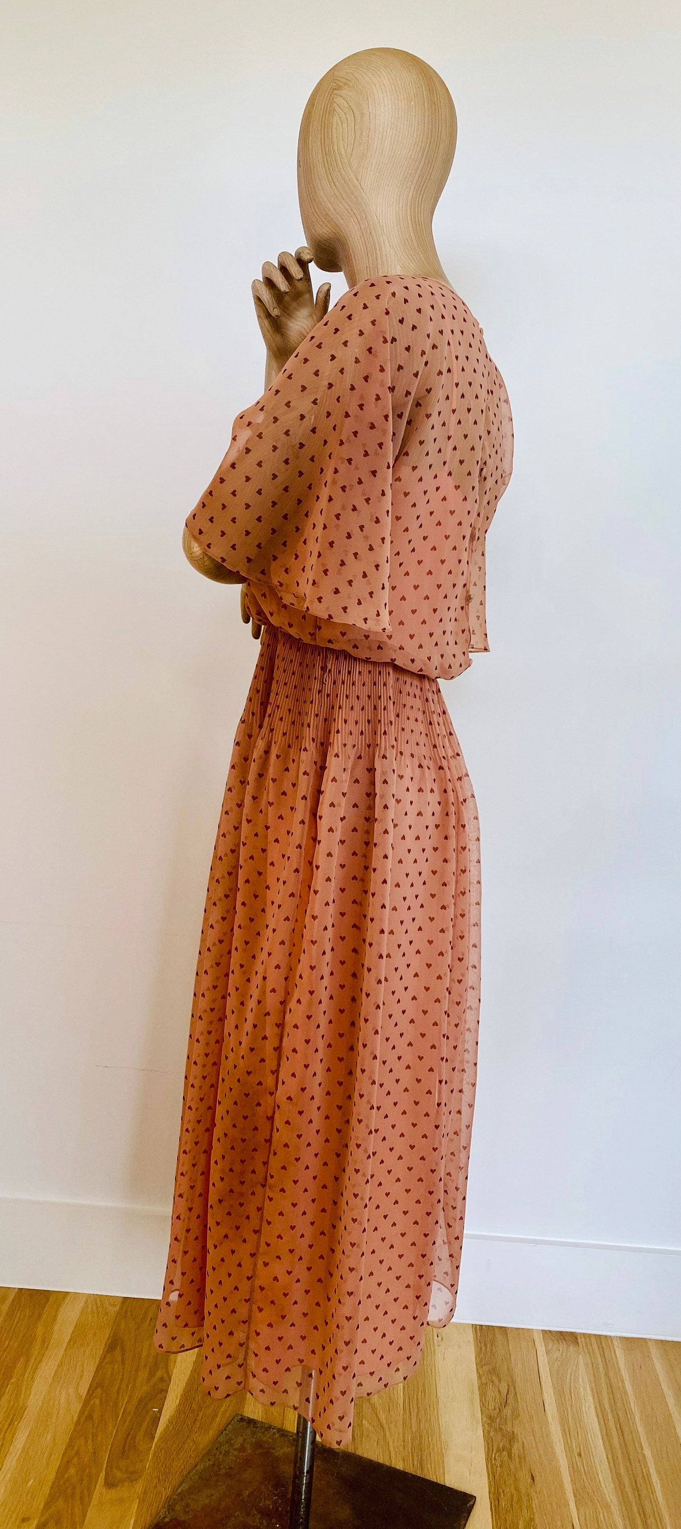 50s Rizkallah for Mardi Gras Dusty Rose Heart Print Chiffon Pleated Angel Sleeve Dress Rare As Is