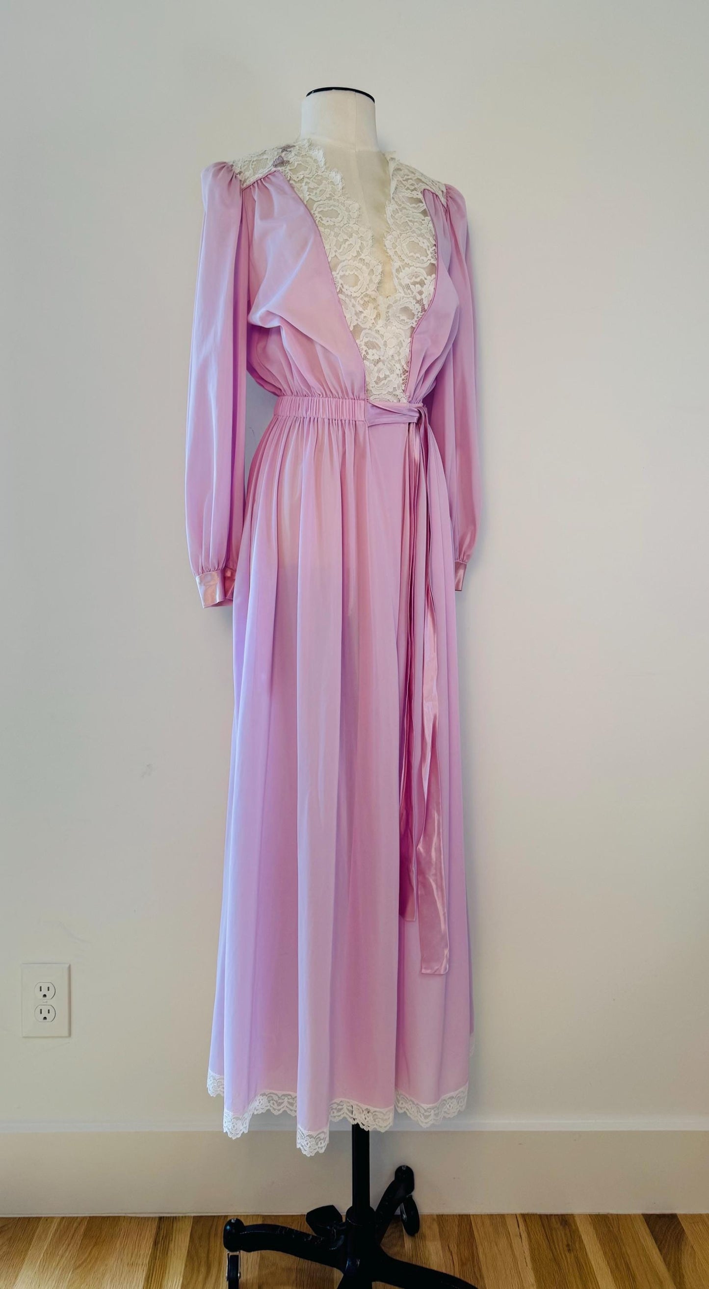 Vintage 40s Throw Back Lucie Ann Lilac Nylon and Lace House Coat