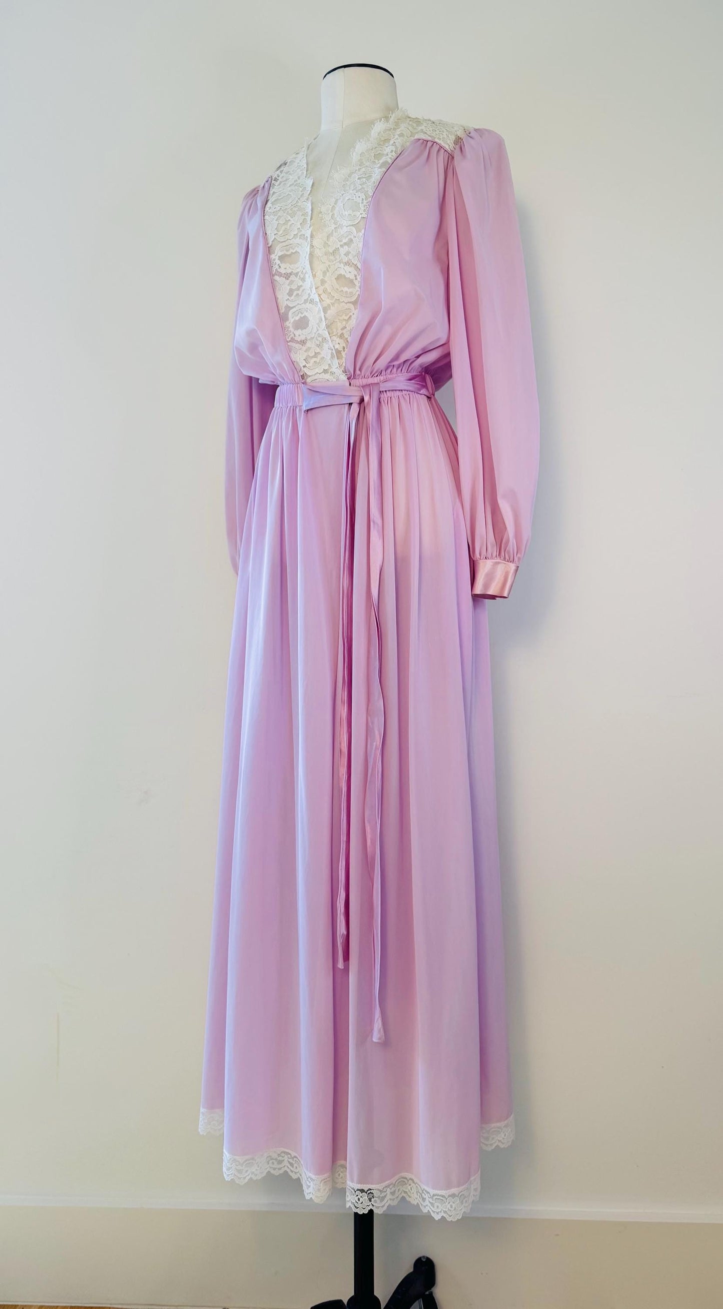 Vintage 40s Throw Back Lucie Ann Lilac Nylon and Lace House Coat