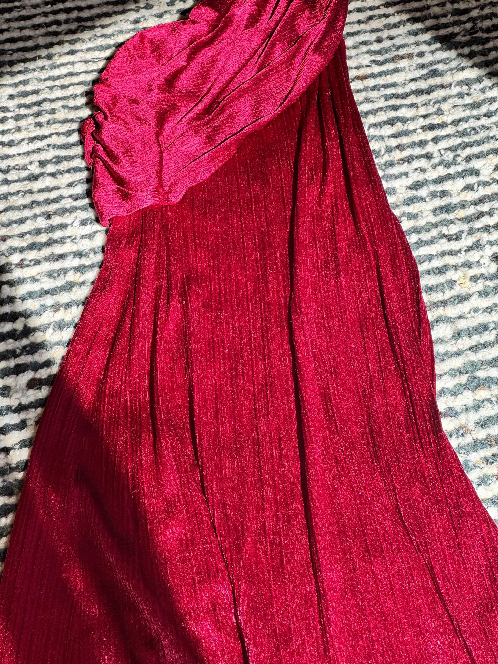 Mary McFadden Collection I Velvelteen Plisse One Shoulder Gown
