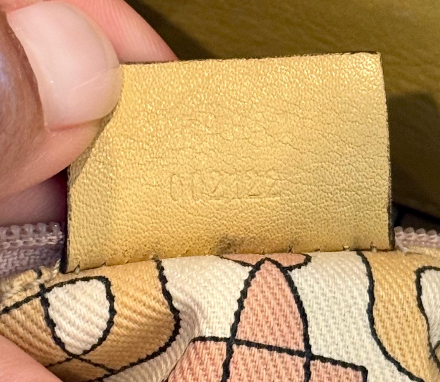Vintage Y2K Gucci Guccissima Logo Embossed Leather Hand Bag.