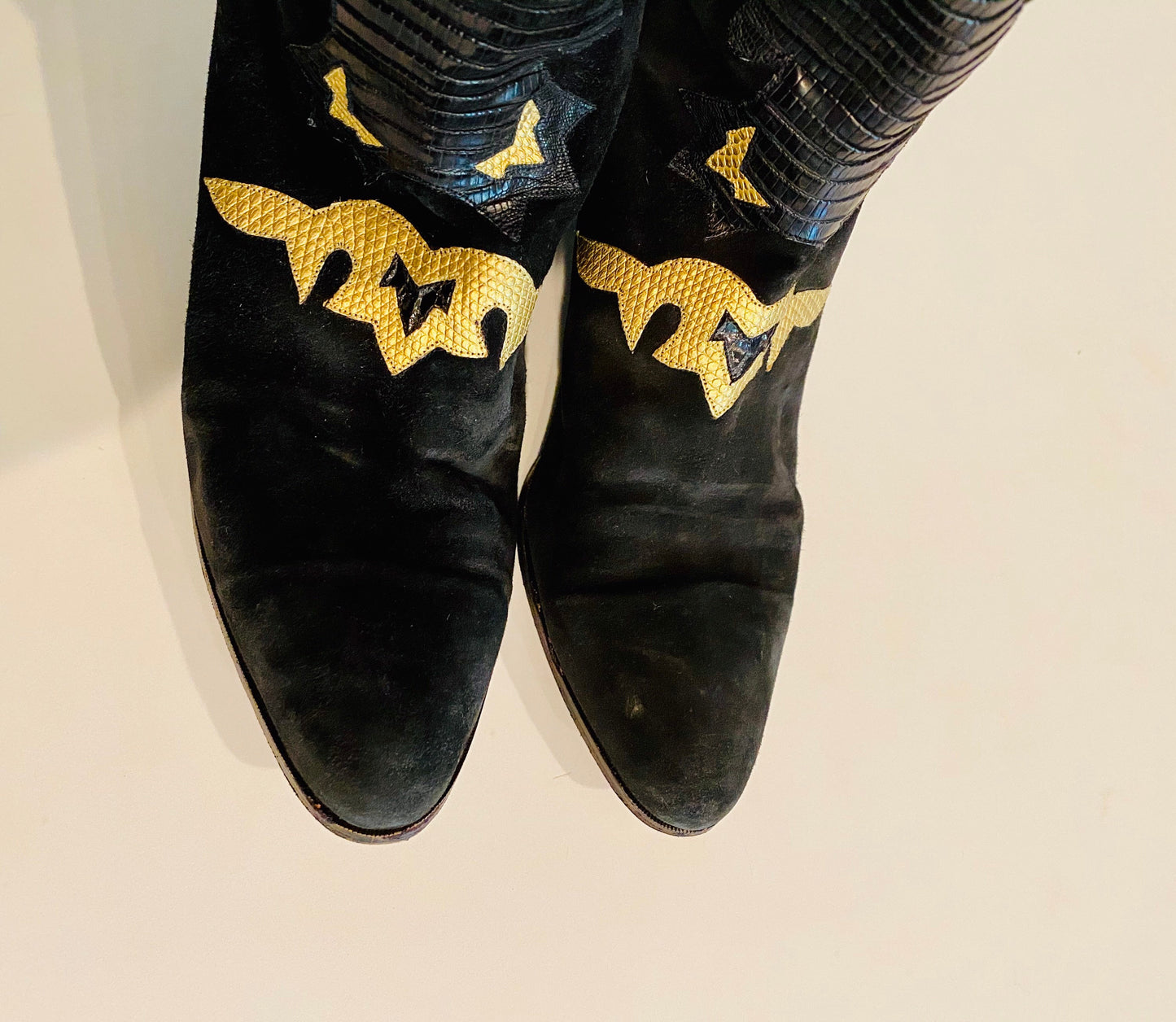 Andrea PFISTER Vintage Made in Italy Tall Black And Gold Lizard Python Snake Skin 1" Stacked Heel Boots Size 38 7.5