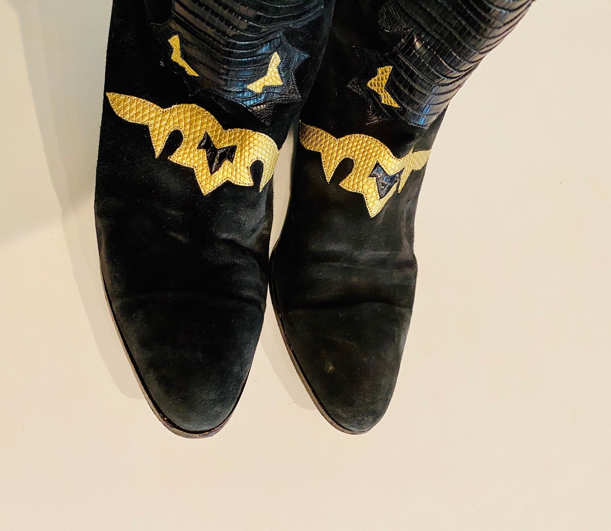 Andrea PFISTER Vintage Made in Italy Tall Black And Gold Lizard Python Snake Skin 1" Stacked Heel Boots Size 38 7.5