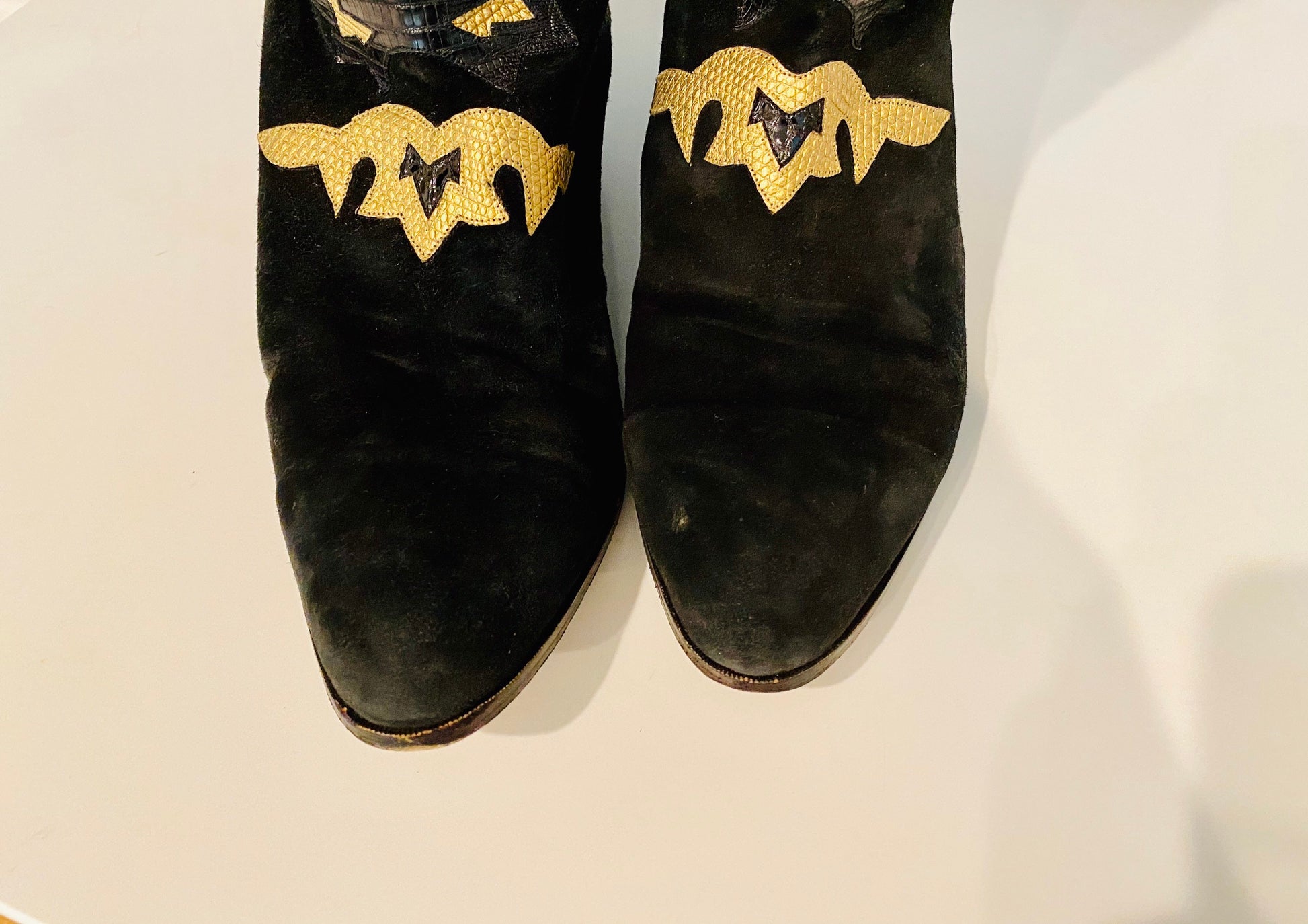 Andrea PFISTER Vintage Made in Italy Tall Black And Gold Lizard Python Snake Skin 1" Stacked Heel Boots Size 38 7.5