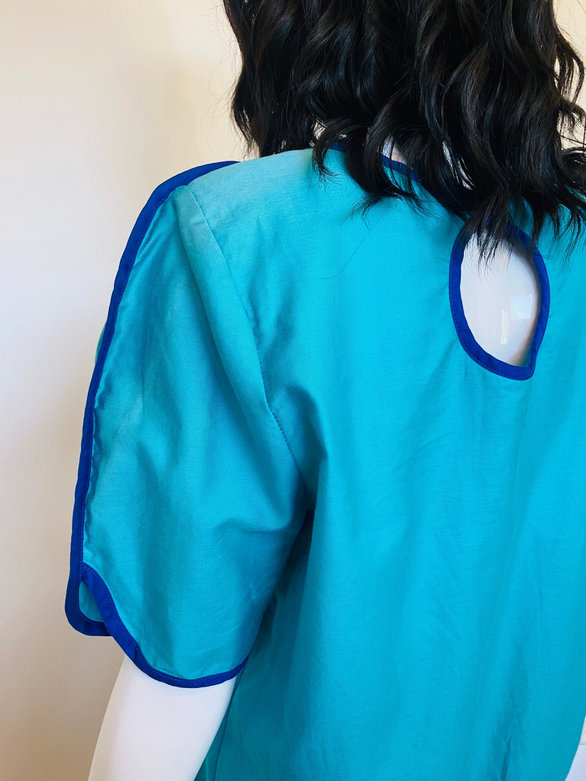 80s Jeanne Marc Rare Cotton Bright Blue Rounded Hem Pipping Dramatic Sleeves Back Button Tunic Top