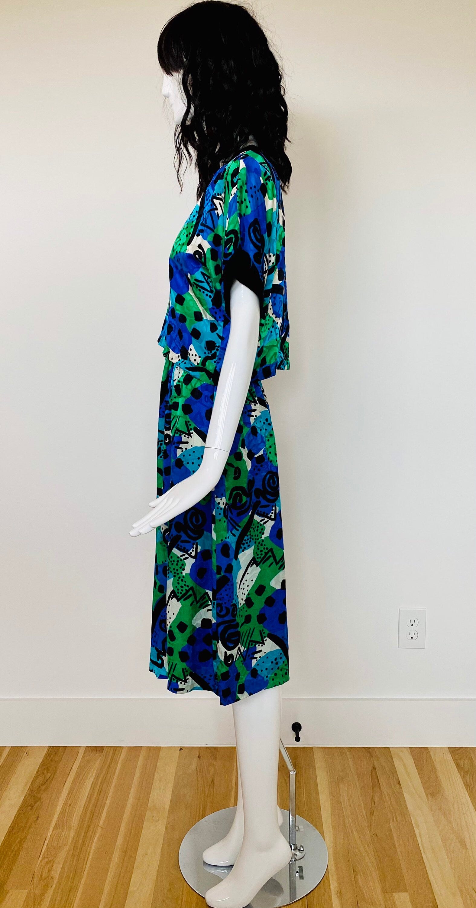 80s Adrianna Papell Silk Gauchos Cropped Short Sleeve Set / Graphic Blue Green Black and White Ensemble/ Wide leg High Waist Cropped Top