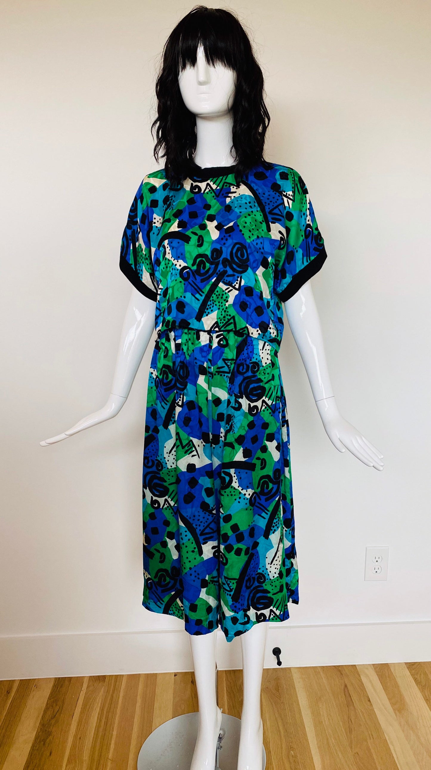 80s Adrianna Papell Silk Gauchos Cropped Short Sleeve Set / Graphic Blue Green Black and White Ensemble/ Wide leg High Waist Cropped Top