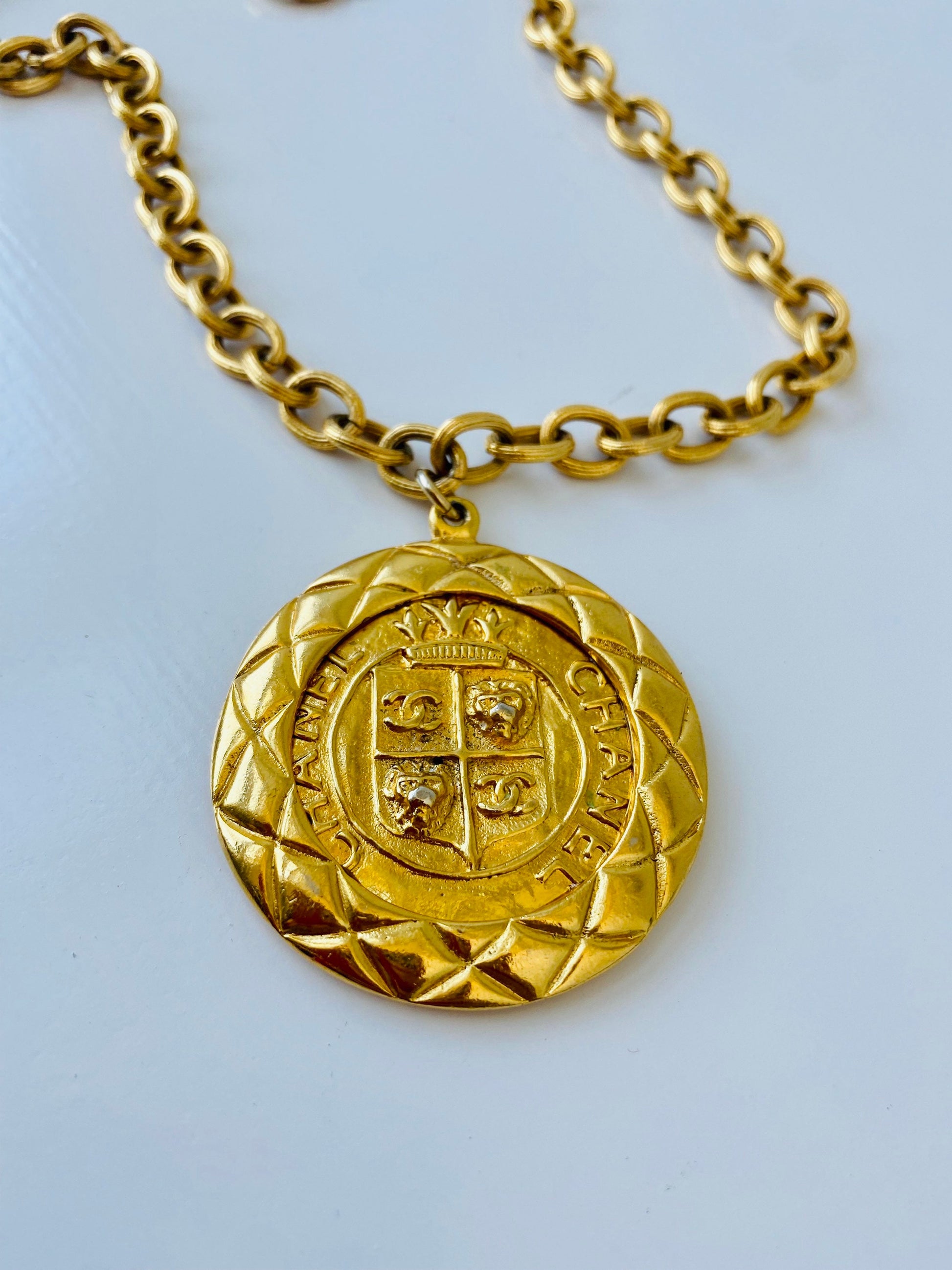 CHANEL Vintage Authentic Gold Chain Medallion Necklace