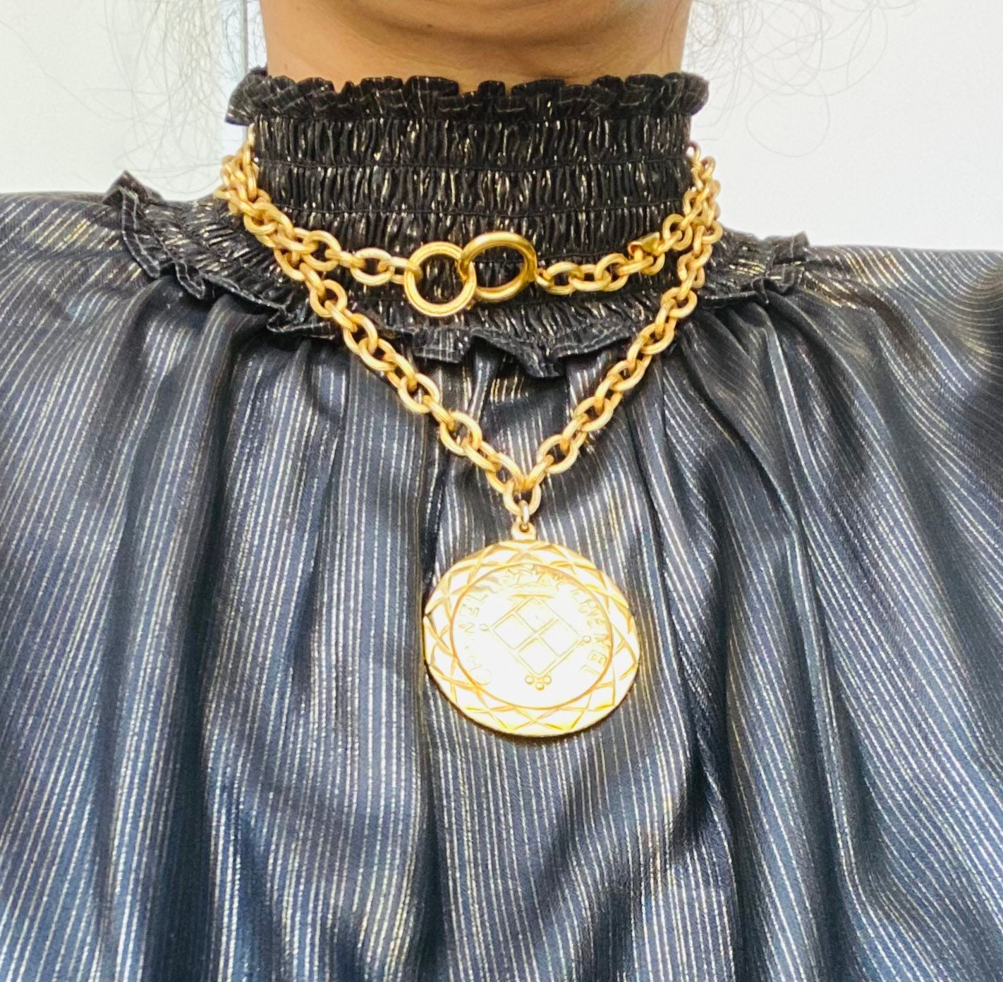 CHANEL Vintage Authentic Gold Chain Medallion Necklace