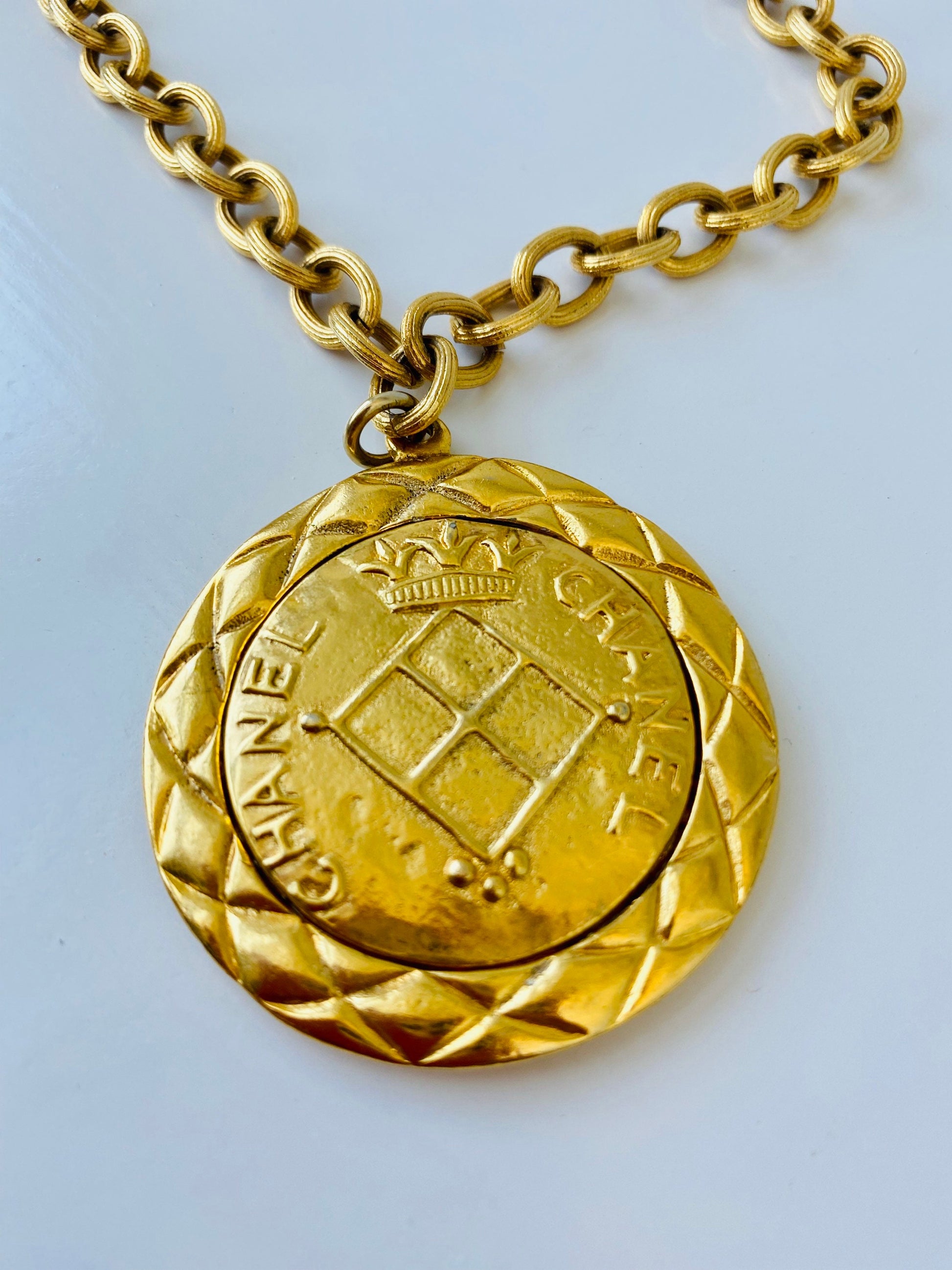 CHANEL Vintage Authentic Gold Chain Medallion Necklace