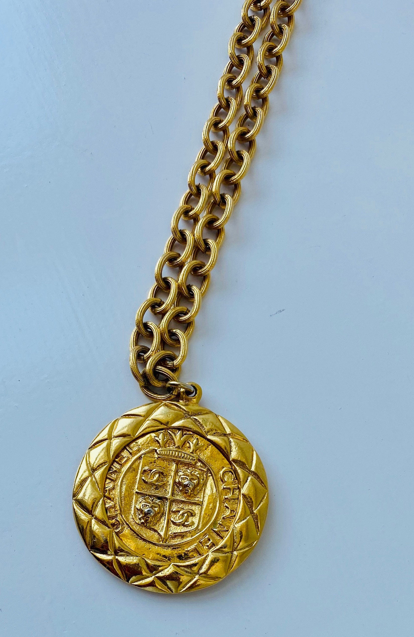 CHANEL Vintage Authentic Gold Chain Medallion Necklace